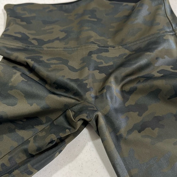SPANX Camo Faux Leather Leggings Compression Small Black & Green Women’s - Picture 8 of 9